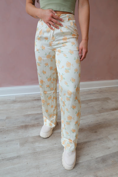 Add a polished touch to your wardrobe with these long satin pants in a light peachy yellow. The spring pattern adds a unique flair, while the lining provides comfort and versatility.
