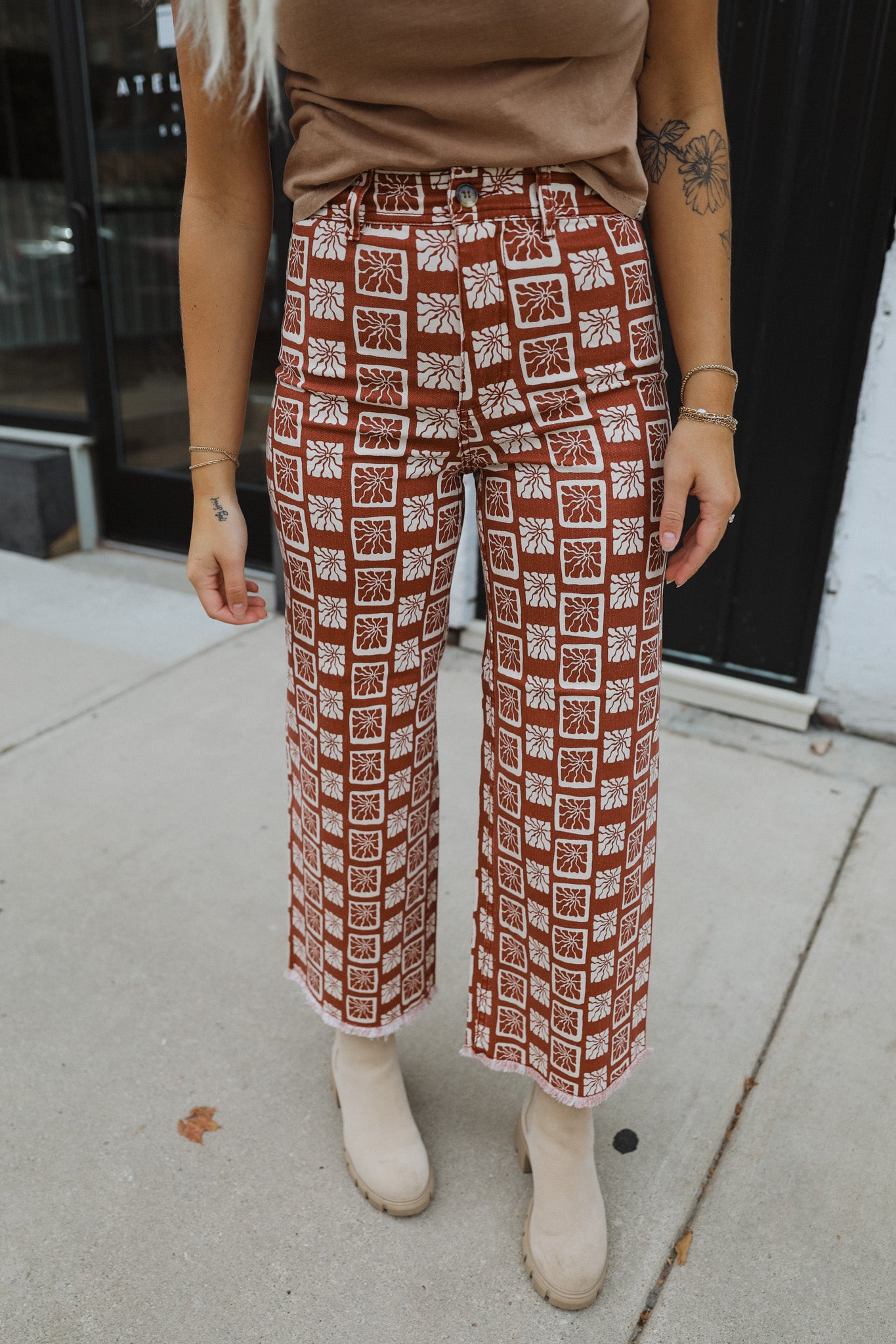 The Free Fall pant pairs a waist-accentuating high rise with a cool, wide leg. Made with blended cotton, these printed pants are fitted and flattering through the hips, with button-fly closure, a raw hem, and just enough stretch to keep them all-day comfy.